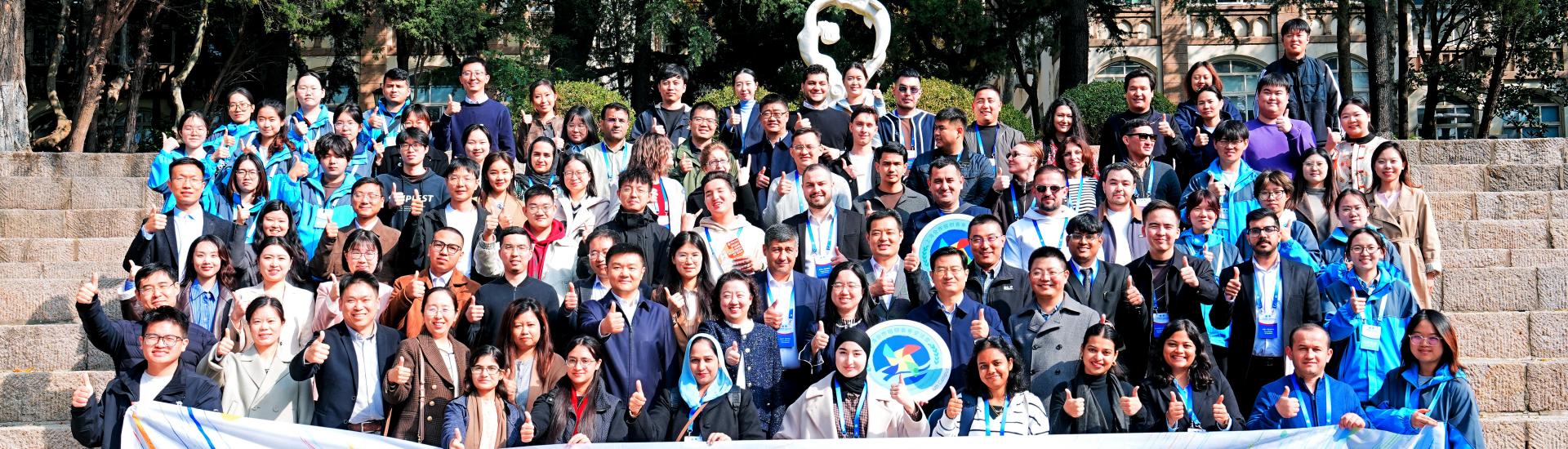 2025上合组织青年对话会在中...